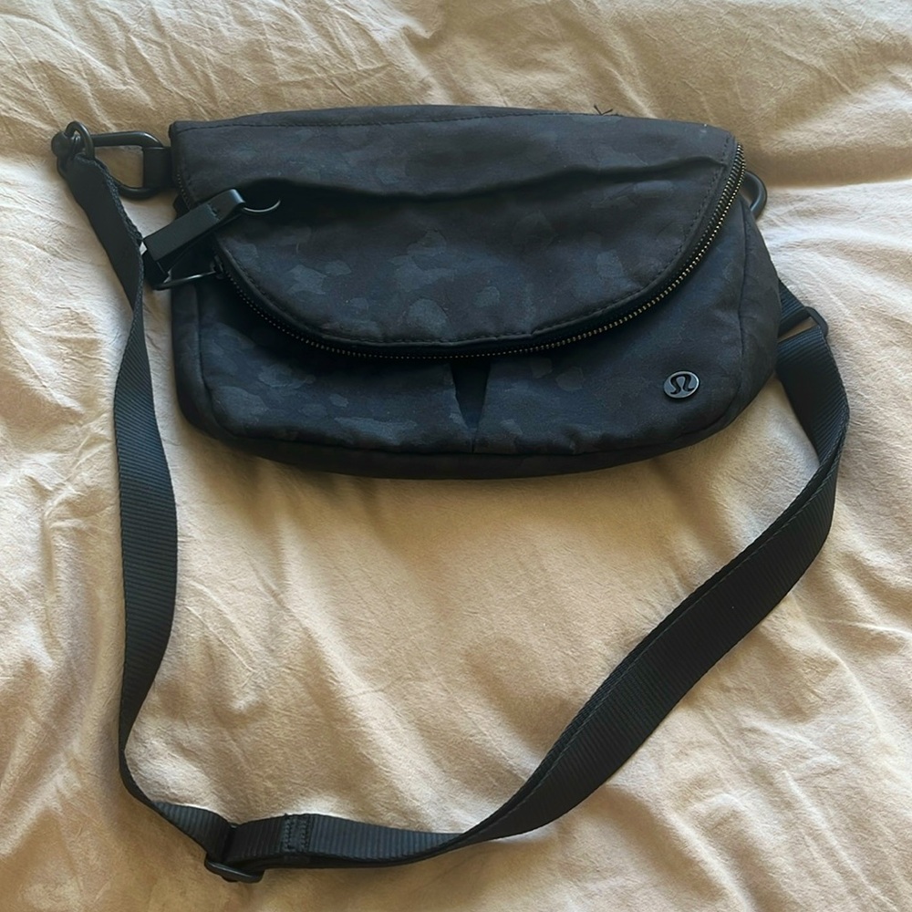 Lululemon black crossbody bag